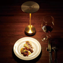 गैलरी व्यूवर में इमेज लोड करें, मेटैलिक कॉर्डलेस टेबल लैंप - मंदनीय और रिचार्जेबल वाटरप्रूफ डेस्क लाइट