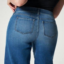 Load image into Gallery viewer, Seamed Front Wide Leg Jeans

